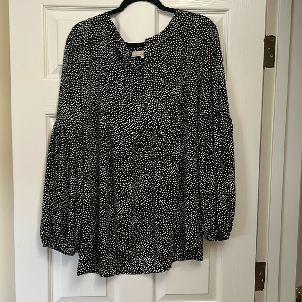 Lightweight blac and white top